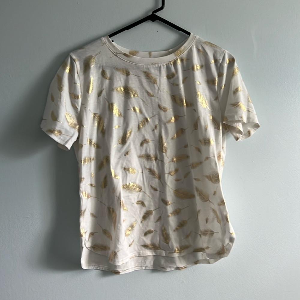 Gold shimmer leaf pattern shirt!